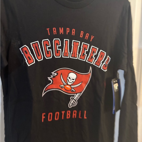 NWT Tampa Bay Buccaneers Black Long Sleeve Shirt Sz Small - Picture 2 of 4